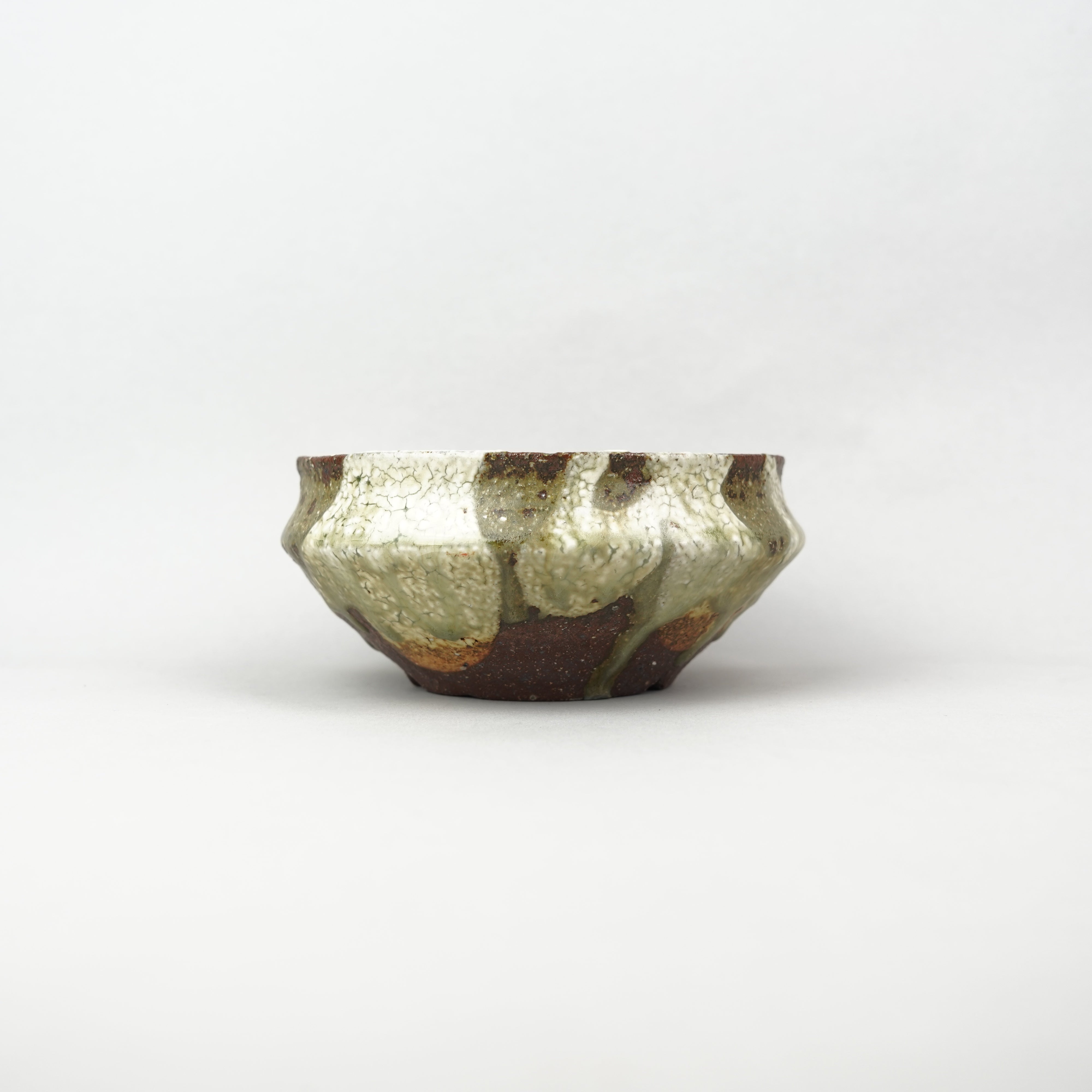 作家さんの鉢 作家 前田麻美 ブロンズ釉 菊 五寸鉢｜和食器通販 四季折折 – 四季折折