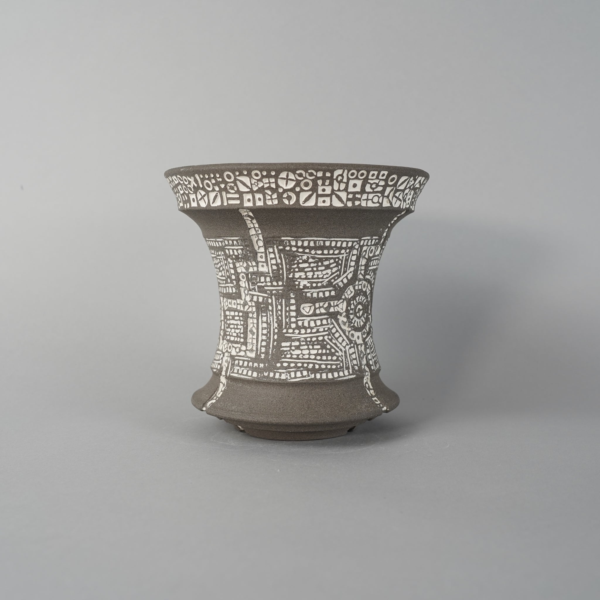 ancient flower pot monochrome/koala_domo