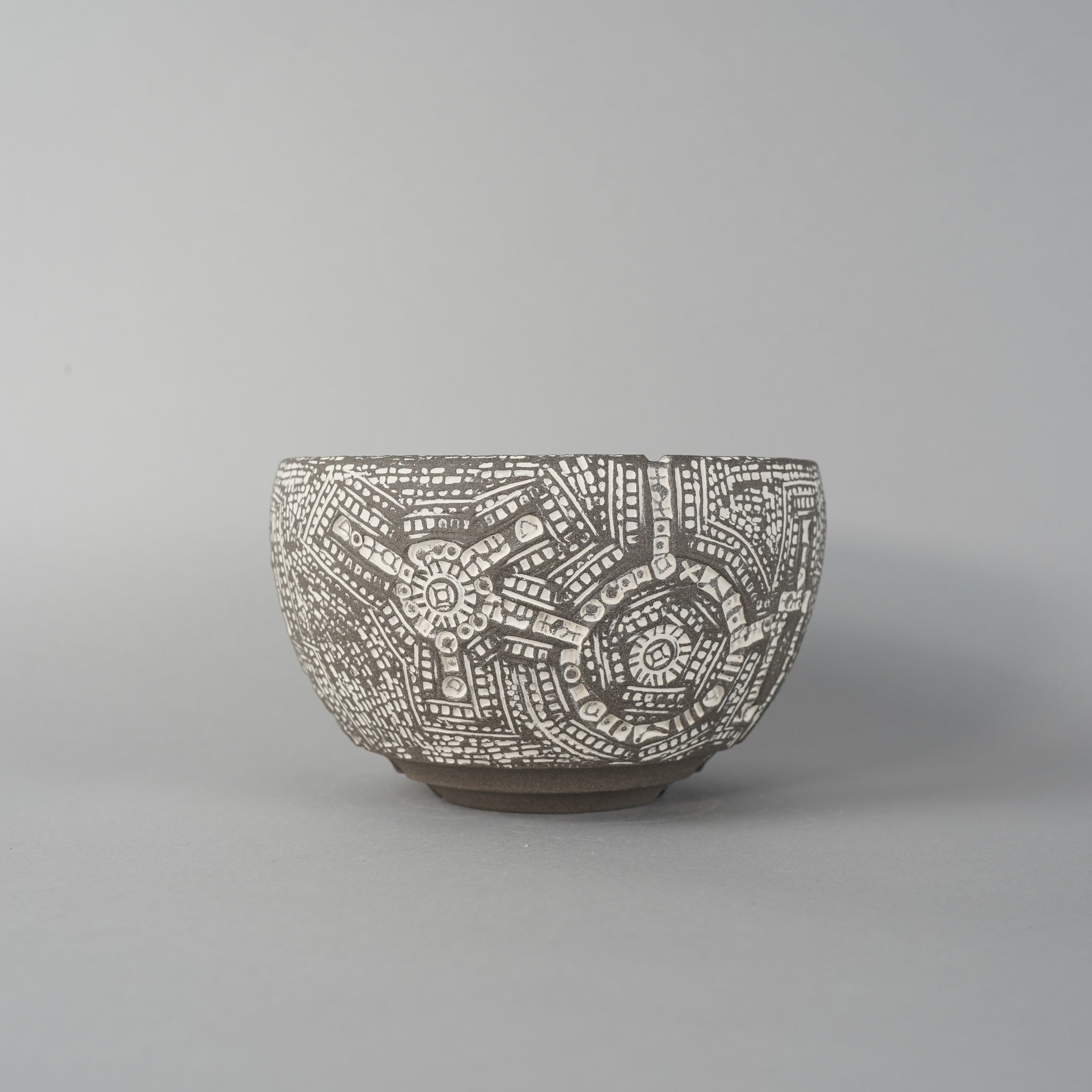 ancient round flower pot monochrome/koala_domo